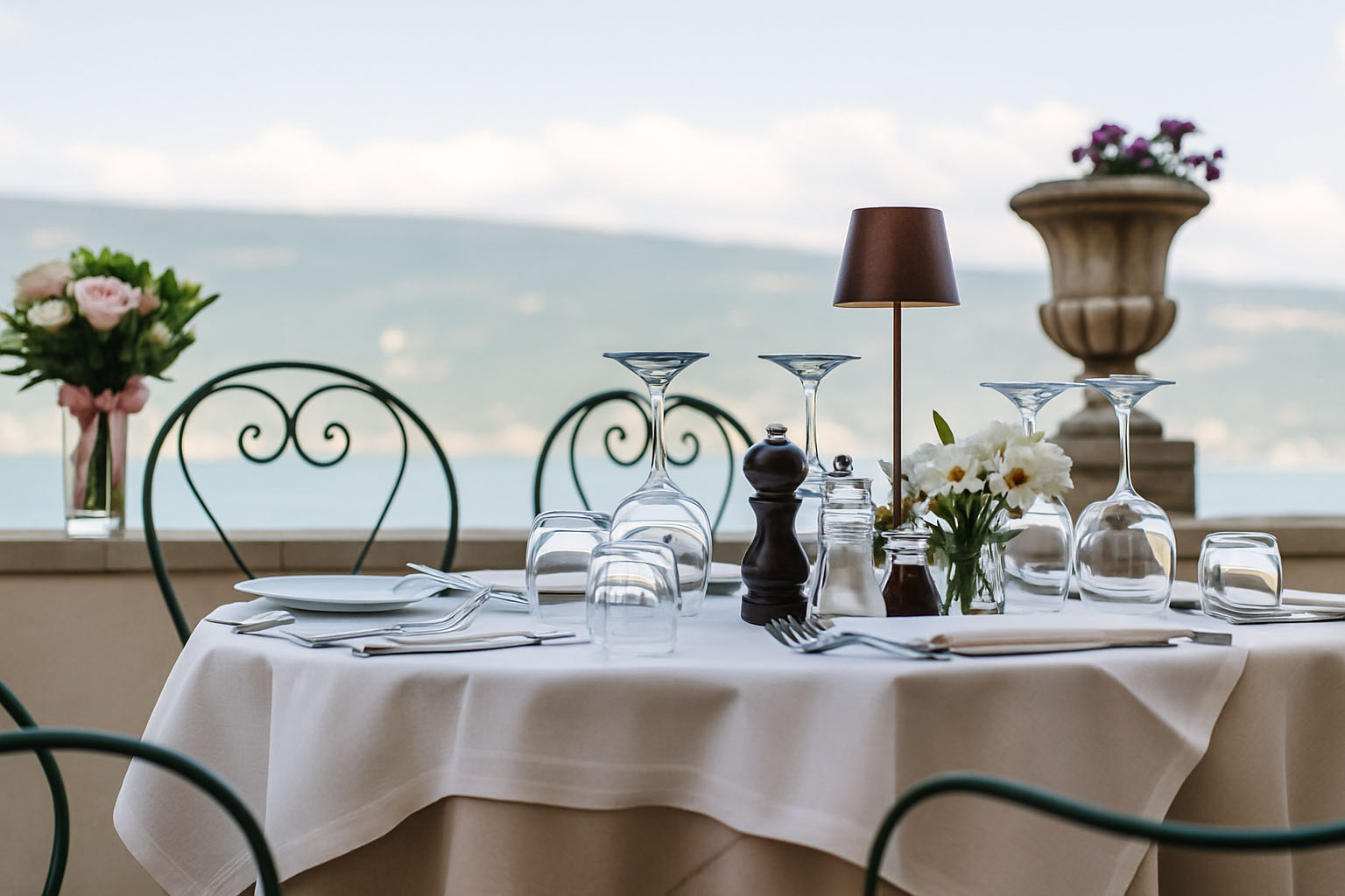 Tisch mit Seeblick im Ristorante Vela